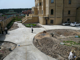 Работы по заливке бетонного основания дорожек и площадок закончены.