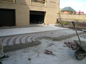 Работы по укладке гранитной брусчатки на бетонное  основание.