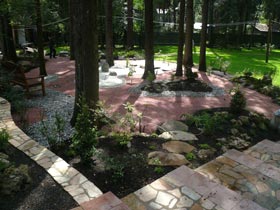 Смысловым центром японского садика является «сухой» ручей. Его обрамляют   насыпные холмы с посадками рододендронов, вересков и хвойников.