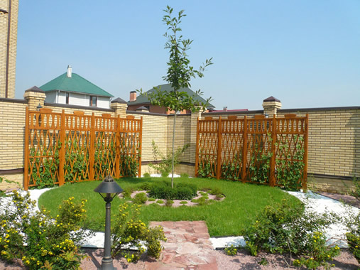 Уголок отдыха и уединения расположен в наиболее удаленной части сада – здесь предполагается расположить садовые качели или скамейки. 