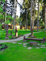Площадка для отдыха оформлена сказочными скульптурами, вырезанными из стволов старых деревьев