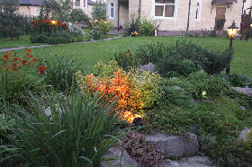 Декоративная подсветка играет большую роль при восприятии сада в темное время суток.