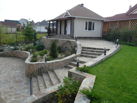 Лестница оригинальной формы пересекает три уровня и соединяет заднее крыльцо дома с баней 
