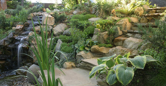 Водопад - одно из лучших украшений для сада.