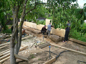 Ведутся работы строительству подпорных стенок, окантовывающих грядки декоративного огорода