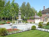 Центром парадной части сада является фонтан. В соответствии с канонами построения садов в регулярном стиле, он окружен симметричными партерными цветниками из однолетников.